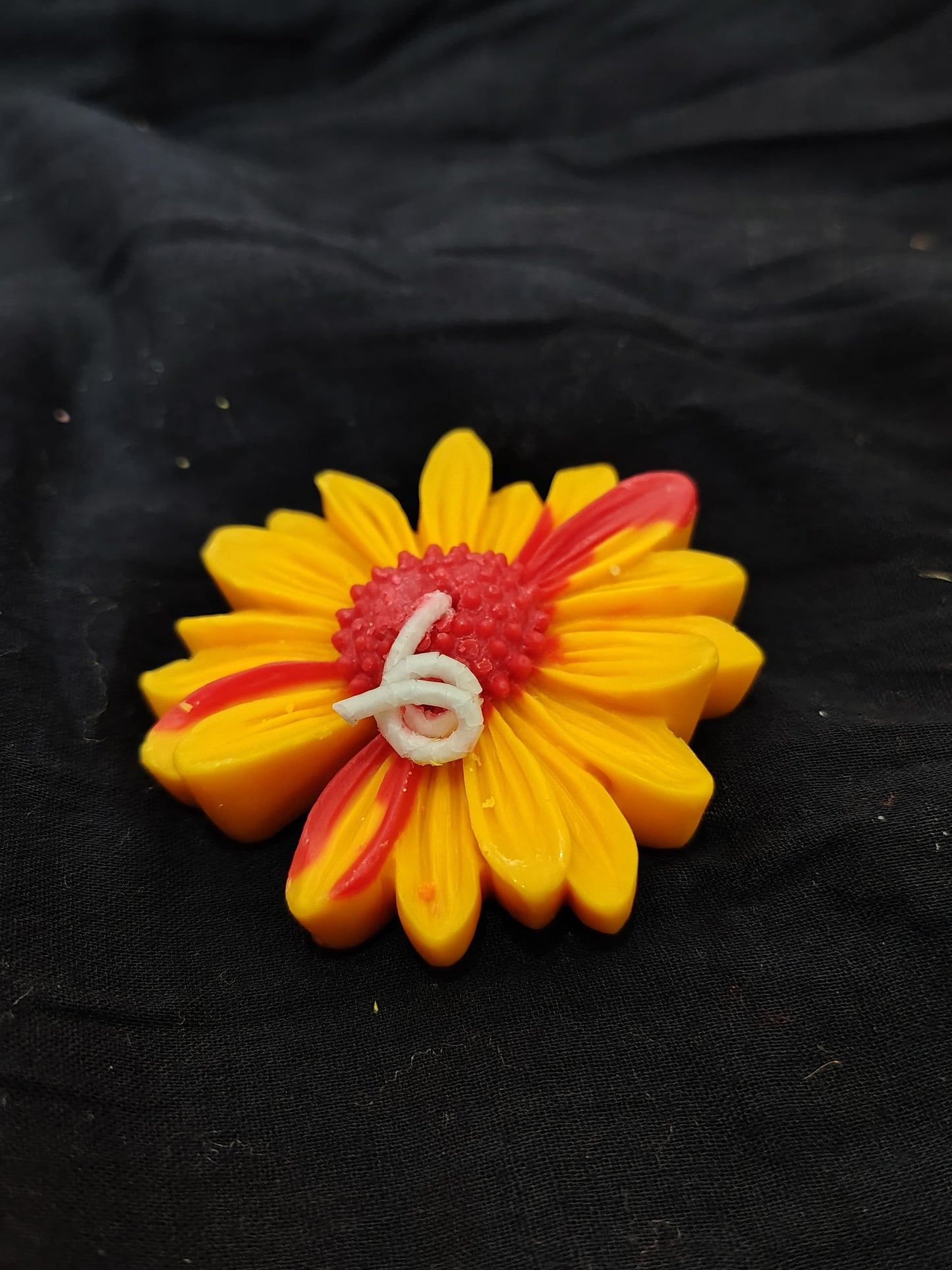 🌼 Daisy Floating Candle – Blooming Light, Floating Delight 🌼